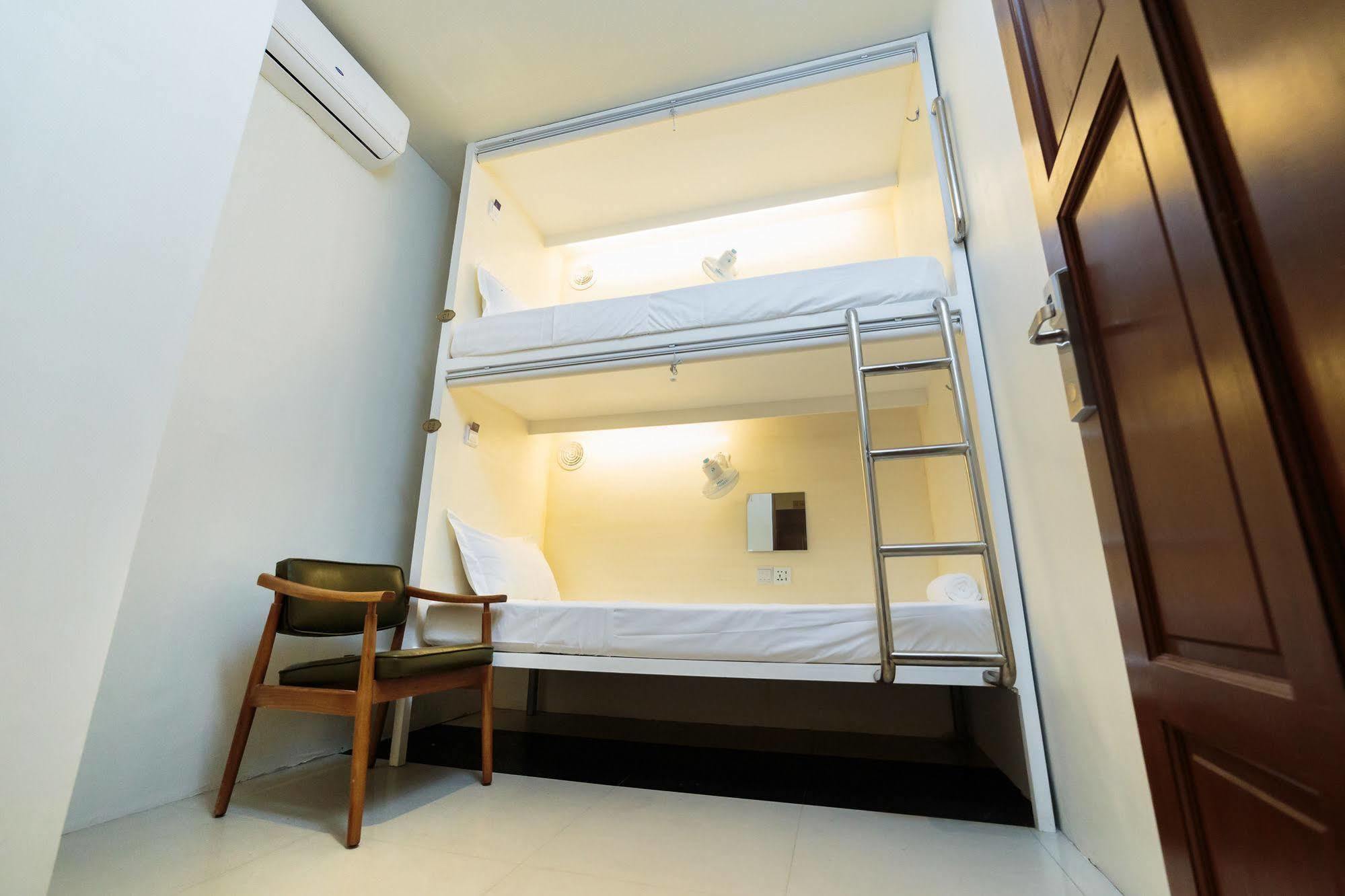 Twin Premier Capsule Shared Bathroom