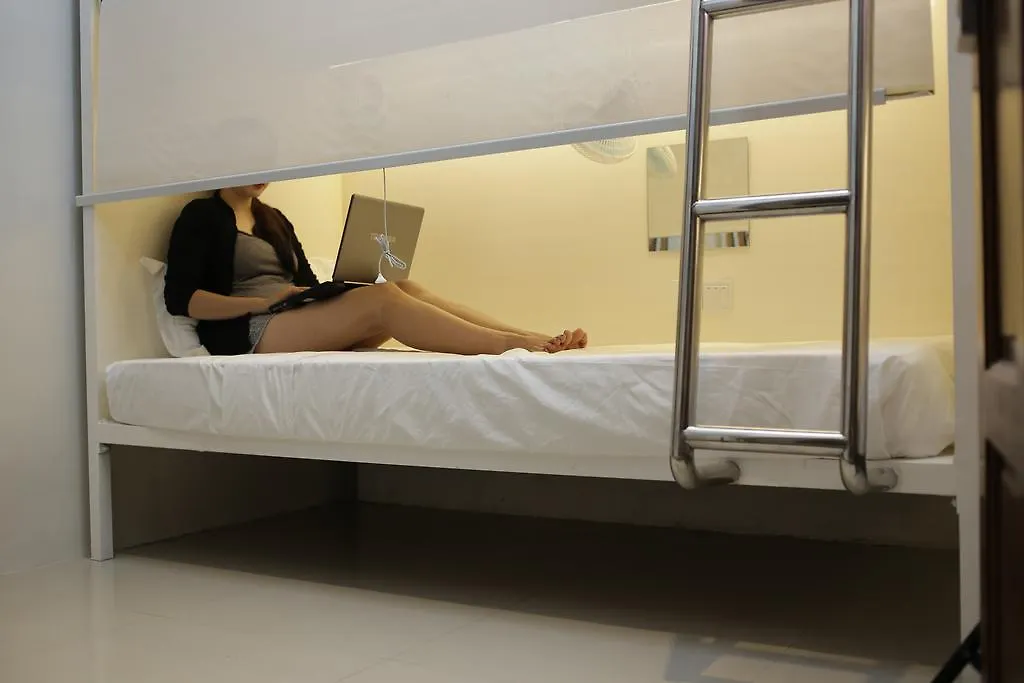 Tambayan Capsule Hostel & Bar-1